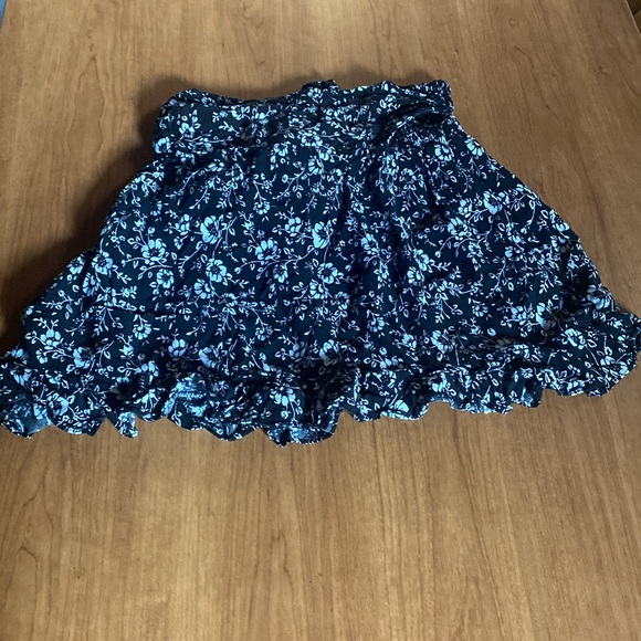 Flower skirt toe up w bow in front - Picture 3 of 3